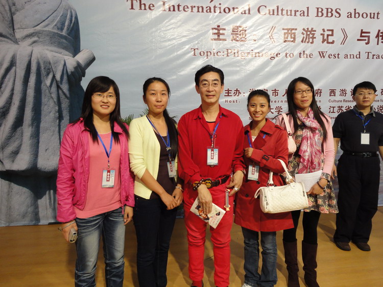 樱花小说
研究生与六小龄童合影